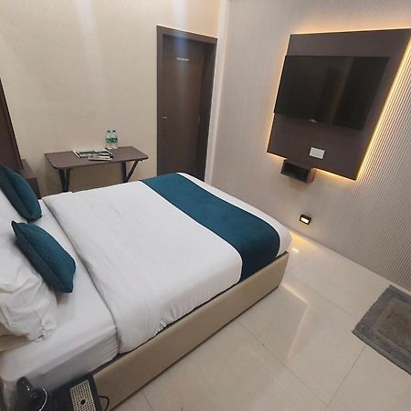 Hotel Triton - Near Us Embassy - Hotel In Sion Mumbai Exterior photo