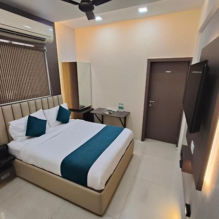 Hotel Triton - Near Us Embassy - Hotel In Sion Mumbai Exterior photo