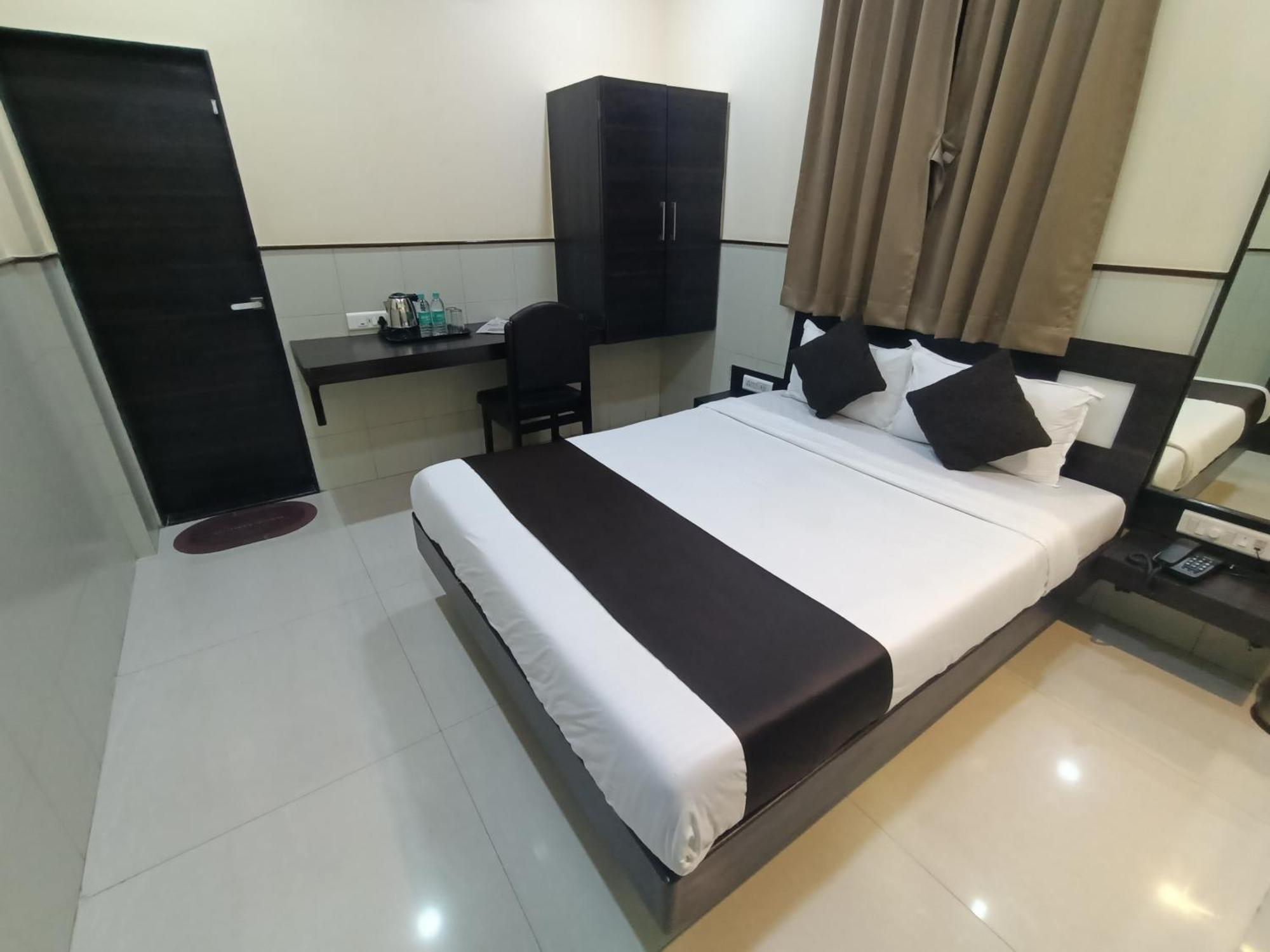 Hotel Triton - Near Us Embassy - Hotel In Sion Mumbai Exterior photo