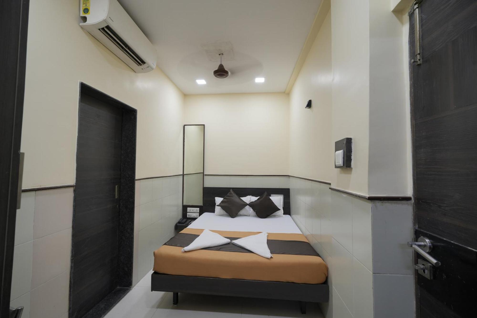 Hotel Triton - Near Us Embassy - Hotel In Sion Mumbai Exterior photo