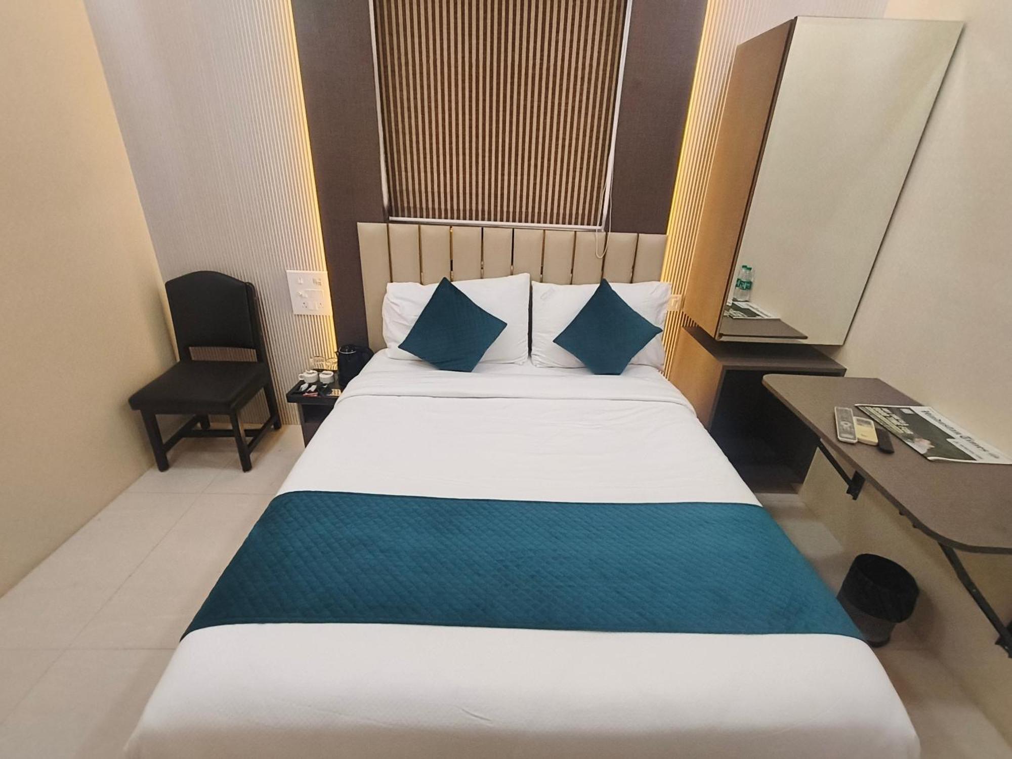 Hotel Triton - Near Us Embassy - Hotel In Sion Mumbai Exterior photo