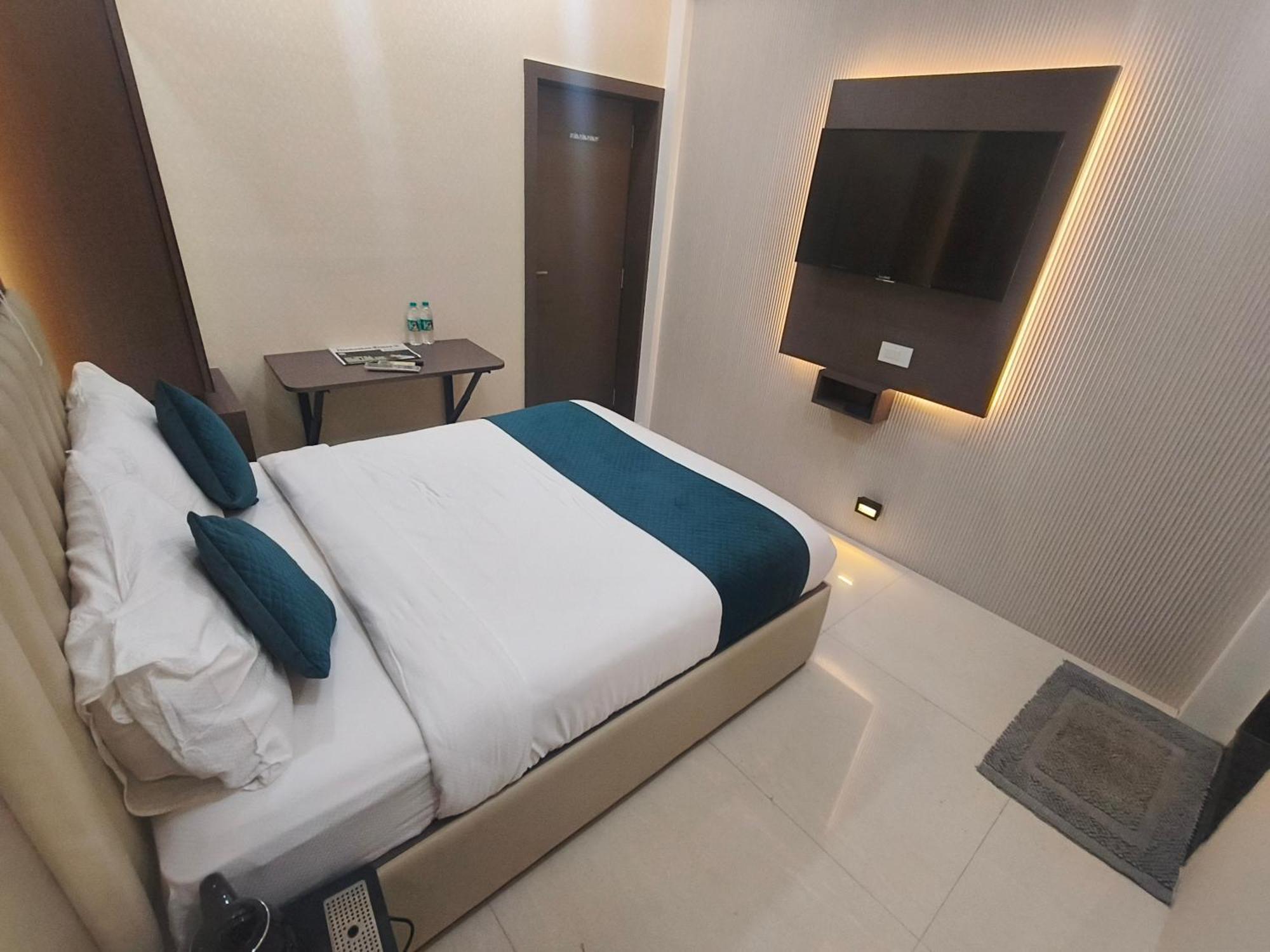 Hotel Triton - Near Us Embassy - Hotel In Sion Mumbai Exterior photo