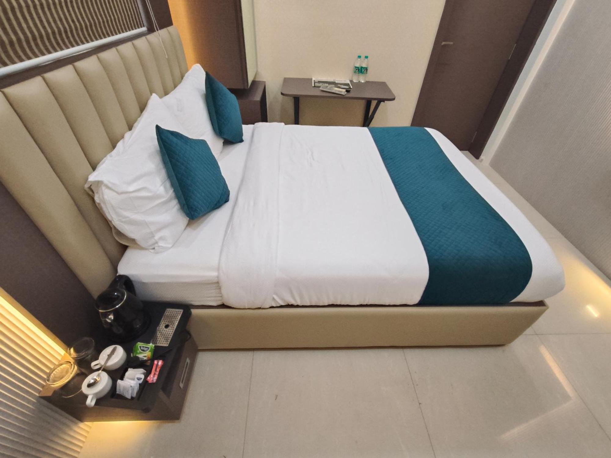 Hotel Triton - Near Us Embassy - Hotel In Sion Mumbai Exterior photo